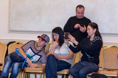 Odessa, Ukrayna - 25 Ekim 2015: fotoğraf tablette performans sporcular nda sorenovaniyah jimnastik çekmek genç bir kadın. Kavramsal. Seçici odak