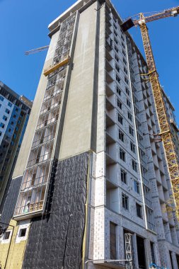 Odessa, Ukrayna - 16 Ekim 2015: Cephe yüksek katlı apartman yalıtım çalışmalarına. Evler, ev duvar izolasyonu, evin duvarları su yalıtımı ısınma. Modern inşaat teknolojisi