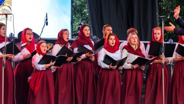 Odessa, Ukrayna - 28 Temmuz 2018: Kilise korosuna açık yaz Tiyatrosu önünde veliler ve konuklar Kiev Rus vaftiz sırasında Ortodoks Christian bayram gerçekleştirir