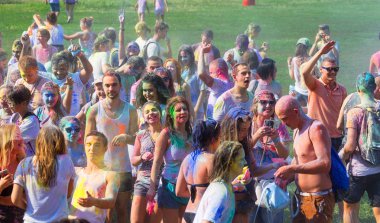 Odessa, Ukrayna - 5 Ağustos 2017: Gençler, bayanlar baylar bayram tatil sırasında renkli toz içine atma iyi eğlenceler. Festivali renkli boya. renkler aşk festival. Renk fest