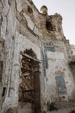 Mistik iç cephe terkedilmiş kalıntıları harap antik kale, binanın konak. Eski duvarlar, çöp ve çamur ile koridor mahvetti. Vandallar tarafından tahrip antik tarihi bina kalıntıları