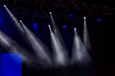 Sahne ışıkları. Arka planda göstermek. Işık karanlıkta. Tiyatro iç projektör ile aydınlatılır. Sahne ışıkları ve duman sahneleri konser sırasında. Lazer şovu tiyatro sahnesinde