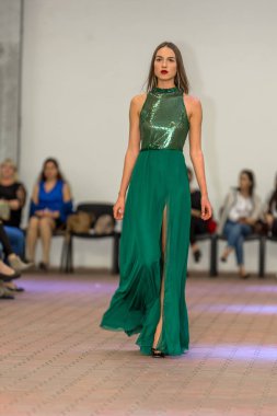 Odessa, Ukrayna - 3 Ekim 2015: Bir model bir kadın defile moda hafta Crf Odesa'da kalma sırasında pist yürür. Yeni koleksiyon Sonbahar - 2015 Abiye ve ulusal vatansever motifler. Genç kadın ve kadın