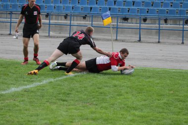 Odessa, Ukrayna - 29 Eylül 2018: Final Oyunları Şampiyonası Ukrayna'nın en güçlü takımları Rugby-7. Rugby topu alan üzerinde. Rugby topu için ağır mücadele sahip. Takım sporcular oyuncular sahada