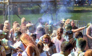 Odessa, Ukrayna - 5 Ağustos 2017: Gençler, bayanlar baylar bayram tatil sırasında renkli toz içine atma iyi eğlenceler. Festivali renkli boya. renkler aşk festival. Renk fest
