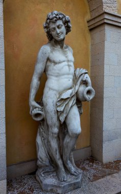 Klasik Yunan heykel kopyalarını terk edilmiş bir otel cephe süslüyor. Antik Yunan mitolojisi Yunan ve Roma antik heykelleri kopyalarını bina cephe süs alçı