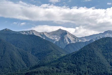 Doğal dağ manzarası. Pirin Mountains, Bulgaristan. Yaz dağ manzaralı bir albüm, takvim, postcar için