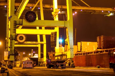 Odessa 21 Kasım: konteynerler içinde iyichevck seaport Denizcilik gemi üzerinde gece, gündüz, 21 Kasım 2012 yükleme boşaltma odessa, Ukrayna