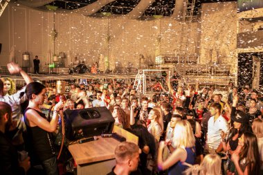 Odessa, Ukrayna - 31 Mayıs 2014: Kalabalık insan yaratıcı ışık ve müzik gösterisi sırasında bir konserde bir gece kulübünde eğleniyor. Kulüp partisi büyük şeker duş neşeli gençler.