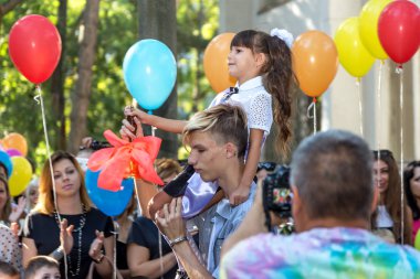 Odessa, Ukrayna - 1 Eylül 2015: ilkokul çocukları ile öğretmenler ve veliler okul yılının ilk günü. Bilginin Bayramı günü. Dersler yeni öğretim yılı başlıyor.