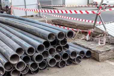 Odessa, Ukrayna-Ekim 18,2015: Modern teknolojileri bina. Yükleme noktası'nın altında otoyol delme tarafından plastik boru. Kablo ve boru çekme yeraltı Stroebe delinmiştir. Modern karmaşık plastik boru döşeme
