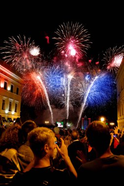 Odessa, Ukrayna - ö. 2 Eylül 2011: çok kalabalık ve sakinleri Festival fireworks gece şehir sokakları, 2 Eylül 2011 odessa, Ukrayna izlerken keyif aldım.