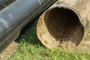 Eski yerine modern plastik borular ile kırık metal su boruları paslanmış. Plastik borular korozyon tarafından imha işleminin uzun yıllar sonra değiştirmek için hazır ve pas metal boru imha edildi