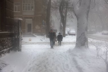 Odessa, Ukrayna-Ocak 16, 2018: Güçlü kar yağışı, Siklon kışın şehir sokaklarda. Arabalar karla kaplıdır. Kaygan yol. Kışın kötü hava: şiddetli kar yağışı ve kar fırtınası. Yayalar kar üzerinde gitmek