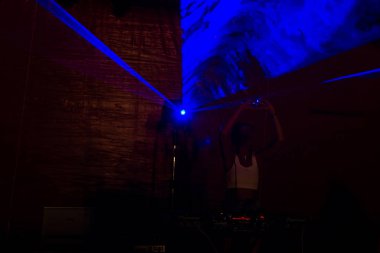 Odessa, Ukrayna - 5 Ağustos 2017: gösteri ışıklar. Lazer gösterisi. Gece kulübünde dj partileri müzik, ses parlak ışık ile dans kullanın. Club gece ışık dj parti kulübü. Duman ve ışıklar ile araba