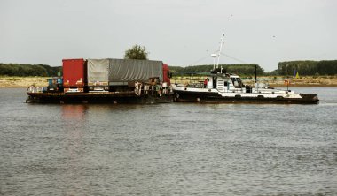 Tuna Nehri geçip küçük özel nehri feribot kargo uzun arabaya taşımak. Bir Nehri güverte kargo ve yolcu arabalarla feribot ve yolcu güvertede dar yerde Tuna haçlar. 2017 - Romanya