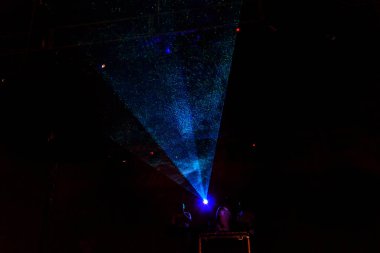 Işık gösterisini. Lazer gösterisi. Gece kulübü dj parti insanlar ses renkli ışık ile dans müziğinin keyfini çıkarın. Club gece ışık dj parti kulübü. Duman makine ve ışıklar. Parlak performansı lazer ışık gösterisi