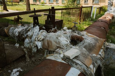 Eski yıpranmış şehir Isıtma ana. Şehir su kaynaklarının kırık kırık ısı yalıtımı. Dış boru hattı gurur duymaktadır. Zavallı çeyrek, bölge. Eski teknoloji. Yok edilen altyapı. Sanayi tip çöp