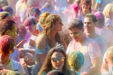 Odessa, Ukrayna - 5 Ağustos 2017: Gençler, bayanlar baylar bayram tatil sırasında renkli toz içine atma iyi eğlenceler. Festivali renkli boya. renkler aşk festival. Renk fest