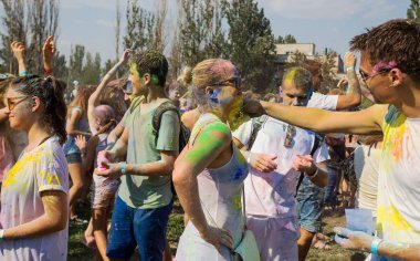 Odessa, Ukrayna - 5 Ağustos 2017: Gençler, bayanlar baylar bayram tatil sırasında renkli toz içine atma iyi eğlenceler. Festivali renkli boya. renkler aşk festival. Renk fest