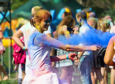 Odessa, Ukrayna - 5 Ağustos 2017: Gençler, bayanlar baylar bayram tatil sırasında renkli toz içine atma iyi eğlenceler. Festivali renkli boya. renkler aşk festival. Renk fest