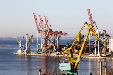 Deniz endüstriyel kargo liman Odessa. Bağlantı noktası deniz endüstriyel vinçler için toplu kargo terminali yükleniyor. Su ulaştırma araçları. Kargo Terminali deniz Odessa bağlantı noktası deniz kuru yük gemisiyle