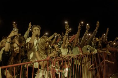 Odessa, Ukrayna-25 Ağustos 2017: büyük kalabalık, gün boyunca rock konseri sırasında müzik hayranları göster. Seyirci kum Beach müzik ve spor Z-Oyunlar Festivali sırasında