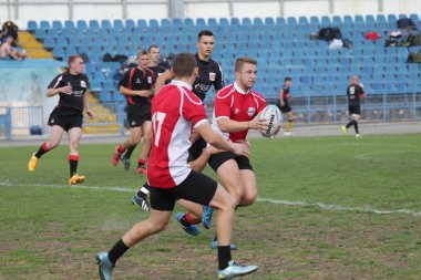 Odessa, Ukrayna - 29 Eylül 2018: Final Oyunları Şampiyonası Ukrayna'nın en güçlü takımları Rugby-7. Rugby topu alan üzerinde. Rugby topu için ağır mücadele sahip. Takım sporcular oyuncular sahada
