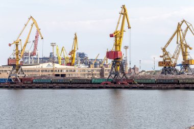 Odessa, Ukrayna - 6 Ekim 2015: Konteyner Vinç konteyner terminal kargo limanında, kargo vinçler olmadan işe bir boş bağlantı noktası limanda. Kriz. Öndeğer olarak devletin tüm ekonomi felç
