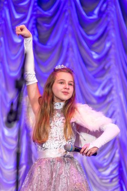 Odessa, Ukrayna - 24 Aralık 2015: şarkı ve parlak renkli kıyafetler içinde sahnede dans çocuk müzik grupları. Duygusal, çocukların müzik sahne gösterisi dokunmadan.