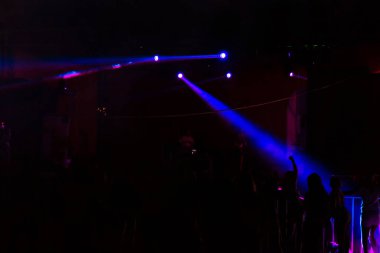Odessa, Ukrayna - 5 Ağustos 2017: Lazer gösterisi. Gece kulübünde parti parlak performansı. Yaratıcı ışık gösterisi, siluetleri kalabalık dans pistinde. duman duman makinenin ışık resimde. Stilize film, tahıl, bozulma, hareket bulanıklığı