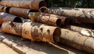 Eski büyük su boruları parçaları. Sonra uzun yıllar çalışma yok edilen metal boru yok edildi. Sebze çelik boru delik korozyon ile. Paslı metal boru. Seçici odak