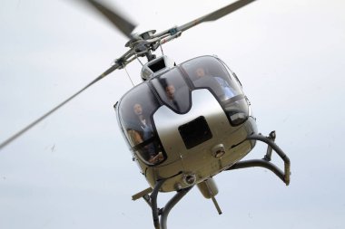 Odessa, Ukrayna - 4 Haziran 2013: Bulutlu bir günde yaz özel test ışık modern sivil helikopter iş sınıfı küçük bir özel Havaalanı sunumu