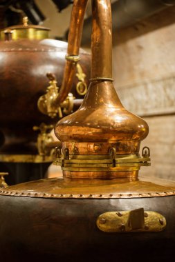 Ortaçağ geleneksel distiller, alkol, konyak, viski bakır imalatı yapılmış küp. Alkol üretimi için bakır eski distiller parçası. Eski geleneksel gıda teknolojileri alkol için