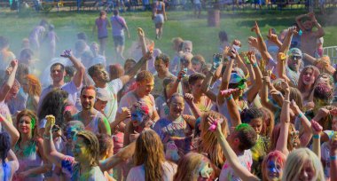 Odessa, Ukrayna - 5 Ağustos 2017: Gençler, bayanlar baylar bayram tatil sırasında renkli toz içine atma iyi eğlenceler. Festivali renkli boya. renkler aşk festival. Renk fest