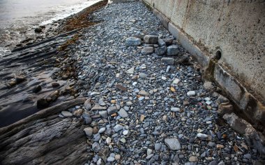 Eski beton takviye yok. Beton yapının tahrip takviye yıkıcı dalga erozyon kıyıdan güçlendirir. Eski güçlendirmek çelik çubuk, takviye beton için harap