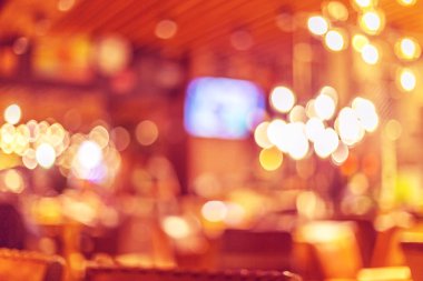 Küçük bir restoranın içi bulanık bir arka plan. Bokeh Kafe 'nin içini sıcak koyu renklerle bulanıklaştırmış. Yaratıcı moda tasarımı için arka plan olarak.