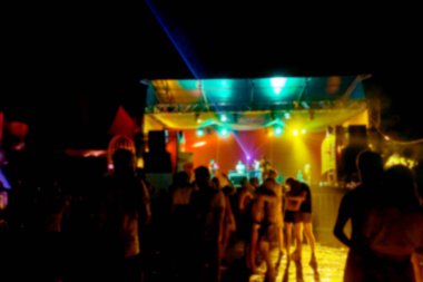 Odessa, Ukrayna - 5 Ağustos 2017: Silhouettes konser kalabalık, sahne alanı'nın parlak ışıklar önünde dans pistine. Sigara odaklı konser kalabalık. Kalabalık partide de-odak. Kulüp partisi bulanıklık. Partinin kulüp