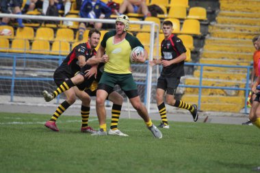 Odessa, Ukrayna - 29 Eylül 2018: Final Oyunları Şampiyonası Ukrayna'nın en güçlü takımları Rugby-7. Rugby topu alan üzerinde. Rugby topu için ağır mücadele sahip. Takım sporcular oyuncular sahada