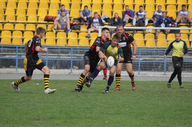 Odessa, Ukrayna - 29 Eylül 2018: Final Oyunları Şampiyonası Ukrayna'nın en güçlü takımları Rugby-7. Rugby topu alan üzerinde. Rugby topu için ağır mücadele sahip. Takım sporcular oyuncular sahada