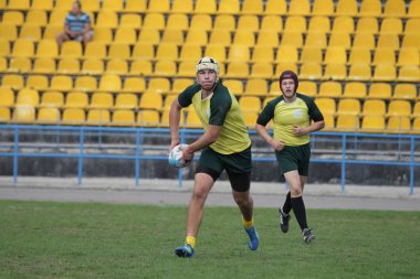 Odessa, Ukrayna - 29 Eylül 2018: Final Oyunları Şampiyonası Ukrayna'nın en güçlü takımları Rugby-7. Rugby topu alan üzerinde. Rugby topu için ağır mücadele sahip. Takım sporcular oyuncular sahada