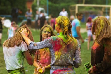 KRASNODAR, RUSSIA - May11,2018: Renkler Festivali, geleneksel Hint Holi festivali. Gençler Holi bayramında renkli pudra atarken eğleniyorlar. Renkli boya festivali. Renk Festivali