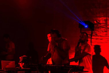 Odessa, Ukrayna - 5 Ağustos 2017: gösteri ışıklar. Lazer gösterisi. Gece kulübünde dj partileri müzik, ses parlak ışık ile dans kullanın. Club gece ışık dj parti kulübü. Duman ve ışıklar ile araba