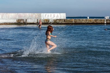 Odessa, Ukrayna - 19 Ocak 2016: Hıristiyan Ortodoks kilisesinin Baptist Karadeniz buzlu sularda Iususa İsa'nın John Ürdün Nehri'nde vaftiz günü banyo. Hıristiyan geleneğinde, yıkanarak