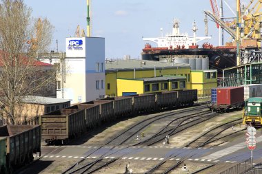 Odessa, Ukrayna - 16 Nisan: deniz kargo liman Odessa. Konteyner terminali. Yükleme Ukrayna sanayi mallarının ve kargo, 16 Nisan 2014 eserleri gerçekleşiyor Odessa, Ukrayna