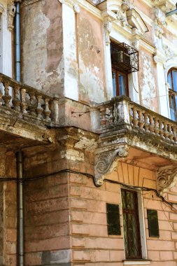 Eski büyümüş harap taş korkuluklar eski antika balkon. Yıkık merdivenler, parmaklıklar. Dekoratif sıva sütunları korkuluklar merdiven, balkon bina harap