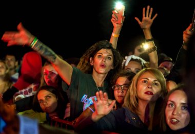 Odessa, Ukrayna-25 Ağustos 2017: büyük kalabalık, gün boyunca rock konseri sırasında müzik hayranları göster. Seyirci kum Beach müzik ve spor Z-Oyunlar Festivali sırasında. Seçici odak
