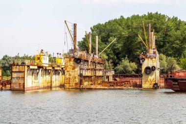 Odessa, Ukrayna - 8 Temmuz: nehir bağlantı noktası, Ust-tuna. Büyük gemiler ve nehir mavna içine hurda metal kesme, Dock boş onarım. Kötü ekonomik politika Ukrayna, 8 Temmuz 2014, Odessa, Ukrayna'nın sonuçları