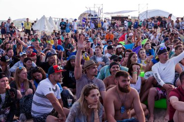 Odessa, Ukrayna -25 Ağustos 2017: büyük kalabalık, müzik sırasında rock konserinde hayranlarını gün boyunca. Seyirci kum Beach müzik ve spor festivali Z-Oyunlar sırasında