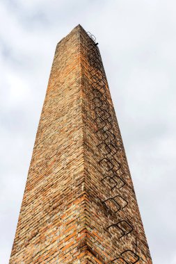 Eski endüstriyel fabrika binaları kalıntıları ile manzara. Moloz ile terk edilmiş bir fabrika iç yağma ve atık. Ukrayna ekonominin çöküşü. Odessa